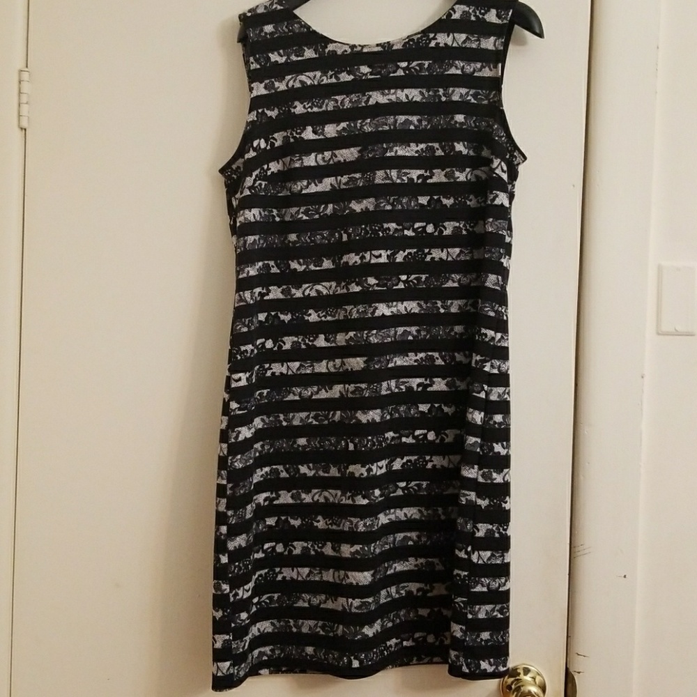 Sleeveless b/w shift dress
